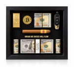 Siyah çerçeve içinde dolar banknotu görünümleri, altın tonlu Bitcoin simgesi, külçe, otomobil anahtarı ve puro detaylı dekoratif tablo.
