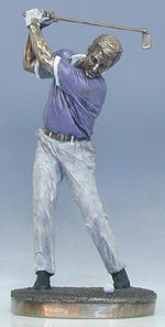 Mor üst ve açık renk pantolonlu, golf sopasını kaldırmış golfçü biblosu, 11 × 11 × 22 cm