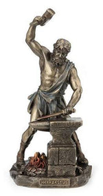 Örs başında çekiç kaldıran bronz tonlu Hephaistos dekoratif heykel, ateş detaylı ve Hephaestus yazılı kaide üzerinde
