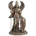 Bronz tonlarında, kanatlı İnanna figürü ve yanında aslan bulunan dekoratif heykel, 13,5 × 11 × 23 cm