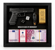 Siyah çerçevede euro banknotu görünümleri, altın tonlu külçe, otomobil anahtarı, iki zar ve tabanca figürlü dekoratif tablo.