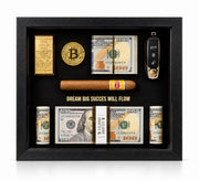 Siyah çerçeve içinde dolar banknotu görünümleri, altın tonlu Bitcoin simgesi, külçe, otomobil anahtarı ve puro detaylı dekoratif tablo.
