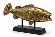 Siyah kaideli, gold tonlu metal balık heykeli; detaylı pul ve yüzgeç görünümü, 76 × 48 × 13 cm