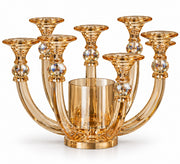 Gold renkli kıvrımlı kolları ve fasetli kristal detayları olan komple kristal şamdan, 50 × 50 × 37 cm