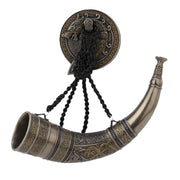 Viking içki boynuzu duvar süsü – bronz Kelt motifli oyma detaylı, örgülü siyah kordon askılı Viking savaşçı figürlü dekoratif korna