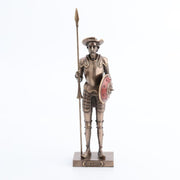 Mızrak ve kırmızı tonlu kalkan taşıyan, bronz tonlu zırhlı Don Kişot biblosu, 7 × 8 × 30 cm