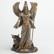 Bronz ve altın tonlarında, asa tutan kanatlı Anu figürü ve yanında boğa bulunan dekoratif heykel, 13 × 9 × 23 cm