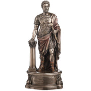 İşlemeli zırhlı ve pelerinli Marcus Aurelius figürü, yanında sütun bulunan bronz tonlu dekoratif heykel