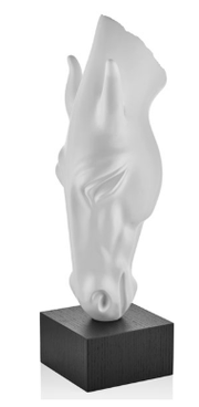 Beyaz At Heykeli Büyük