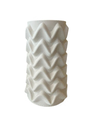 beyaz-zikzak-desenli-modern-seramik-vazo-35cm