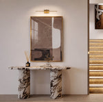 Gold çerçeveli kahve bej geometrik formlu 70x10 cm modern tablo, mermer konsol üzerinde hol dekorasyonu