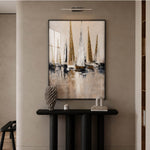 Koyu çerçeveli yelkenli temalı gold detaylı 70x10 cm modern tablo, siyah konsol üzerinde hol dekorasyonu