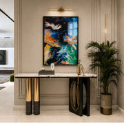 Siyah çerçeveli renkli akış desenli 70x10 cm modern tablo, mermer gold konsol üzerinde hol dekorasyonu